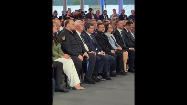 Президент Румынии на саммите отвлекал Зеленского, поправляя носки