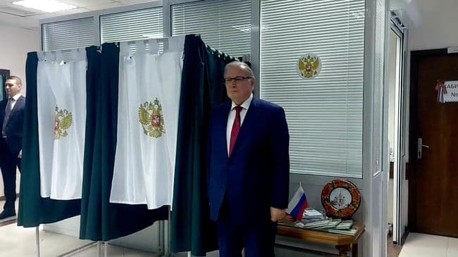 Посол России первым проголосовал на избирательном участке в Кишиневе