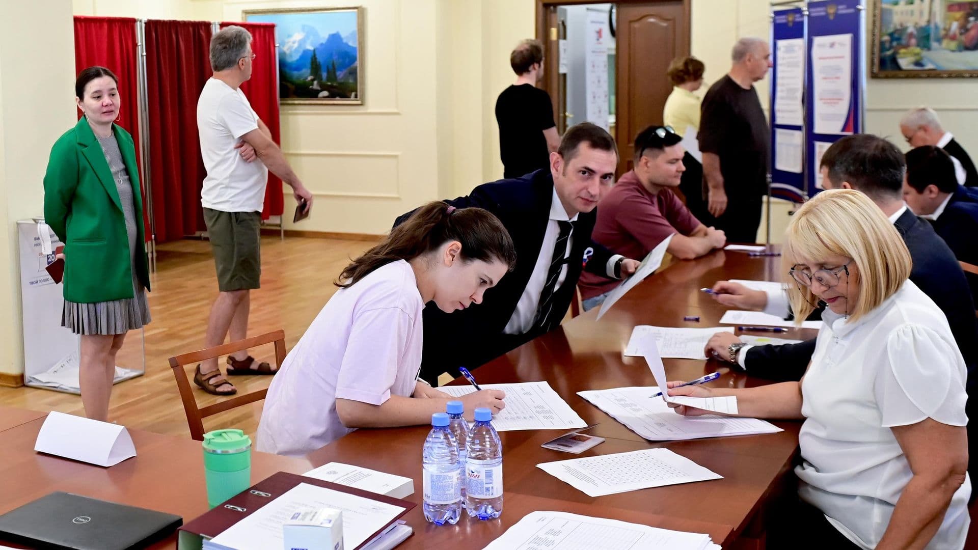 Генконсул в Алма-Ате оценил явку россиян на выборах в Госдуму