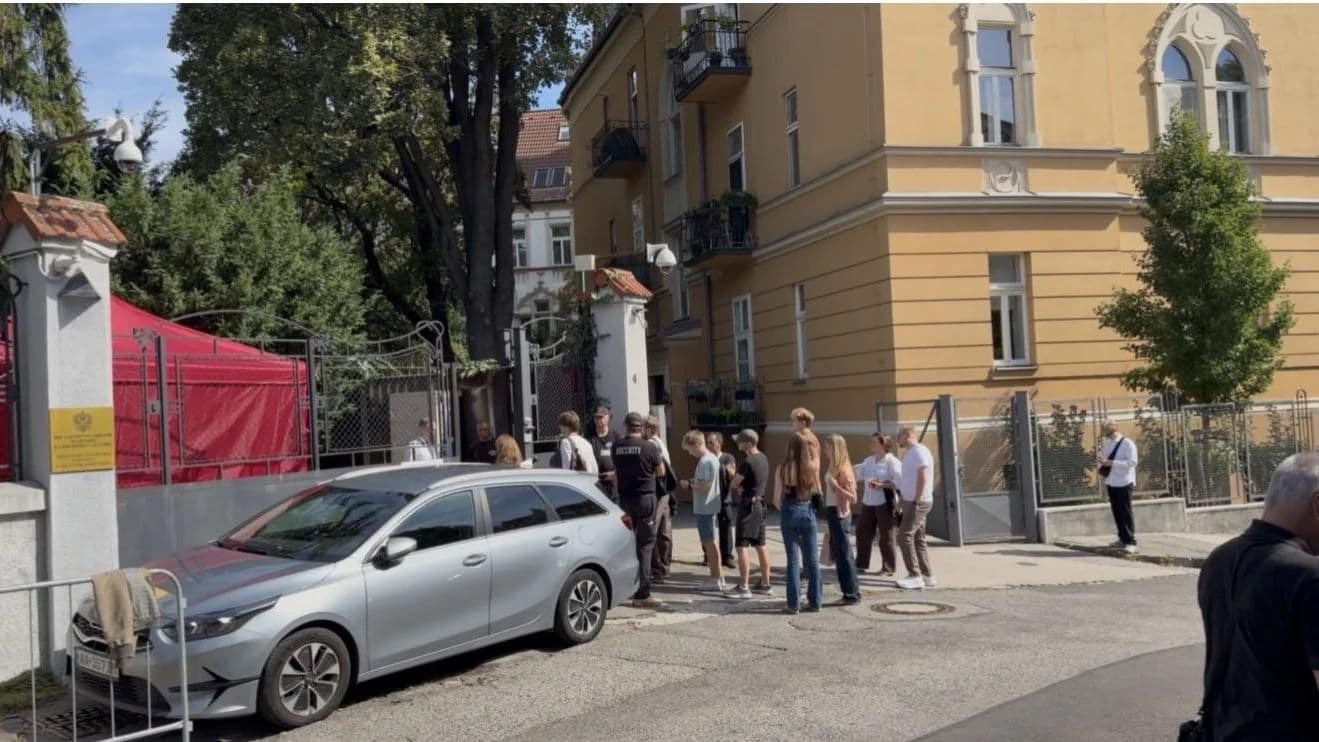 Россияне выстроились в очередь у посольства в Словакии, чтобы проголосовать