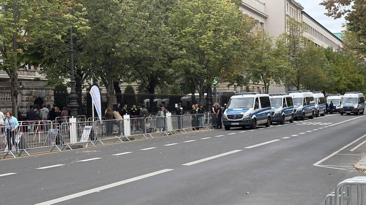 В Берлине выборы в Госдуму проходят в условиях мер повышенной безопасности
