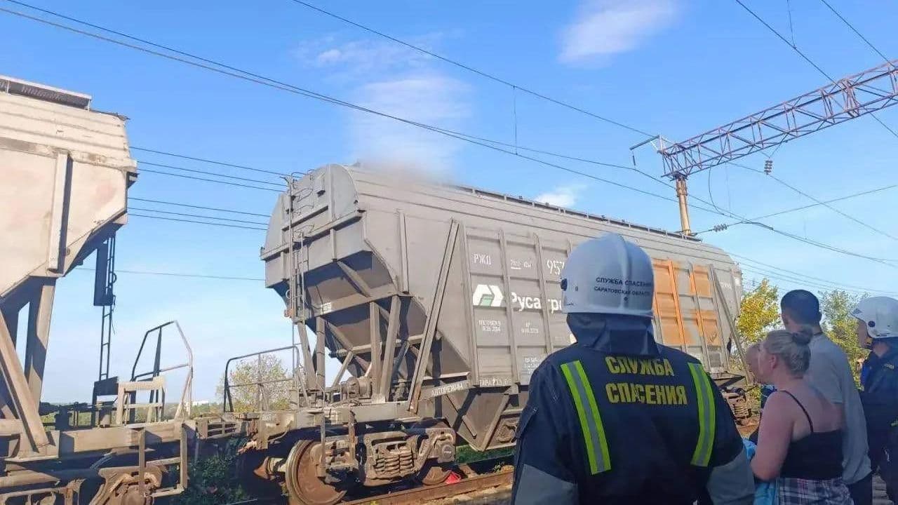 В Саратове две девочки залезли на поезд и получили удар током
