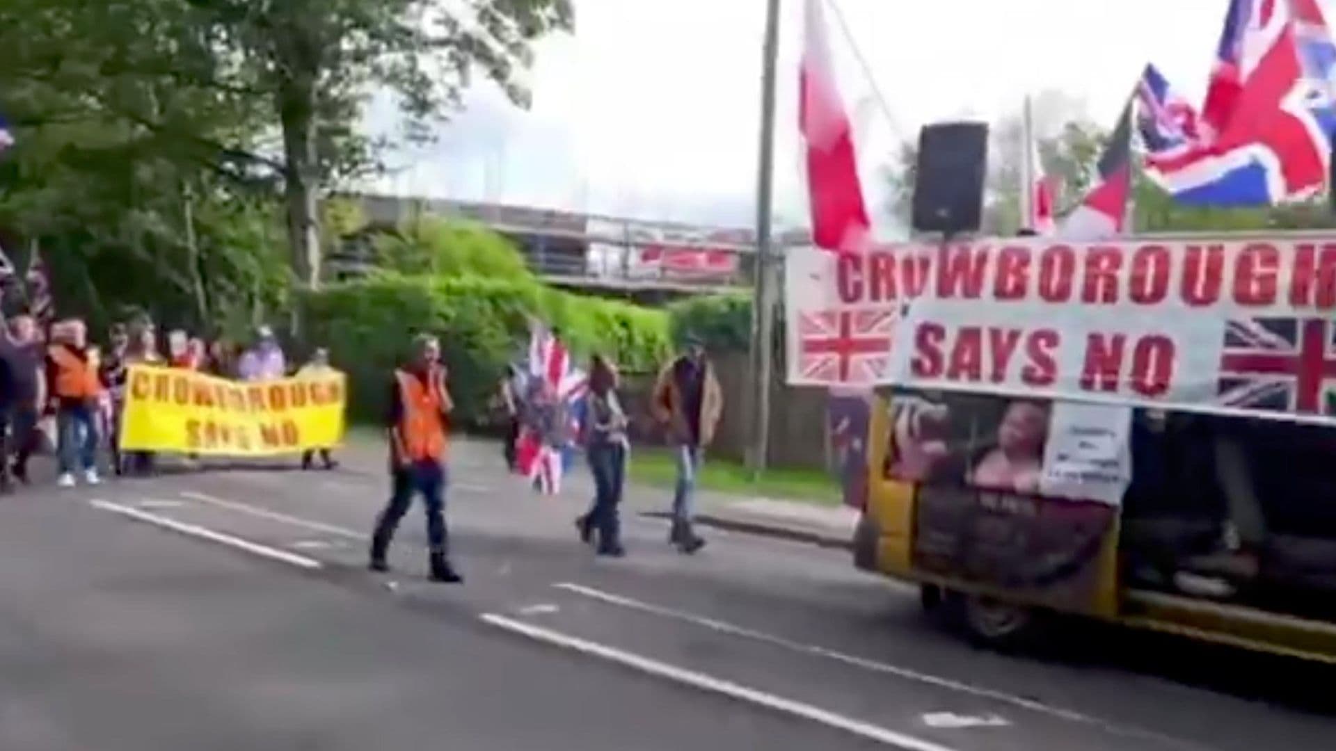 Жители Кроуборо провели протест против мигрантов, пишет Daily Mail