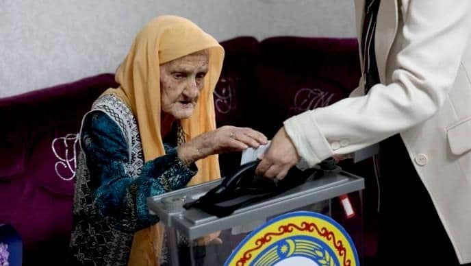 В Чечне 121-летняя долгожительница проголосовала на выборах в Госдуму