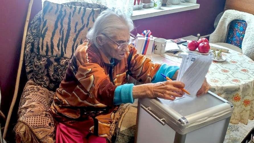 В Белоруссии 102-летняя россиянка проголосовала на выборах в Госдуму