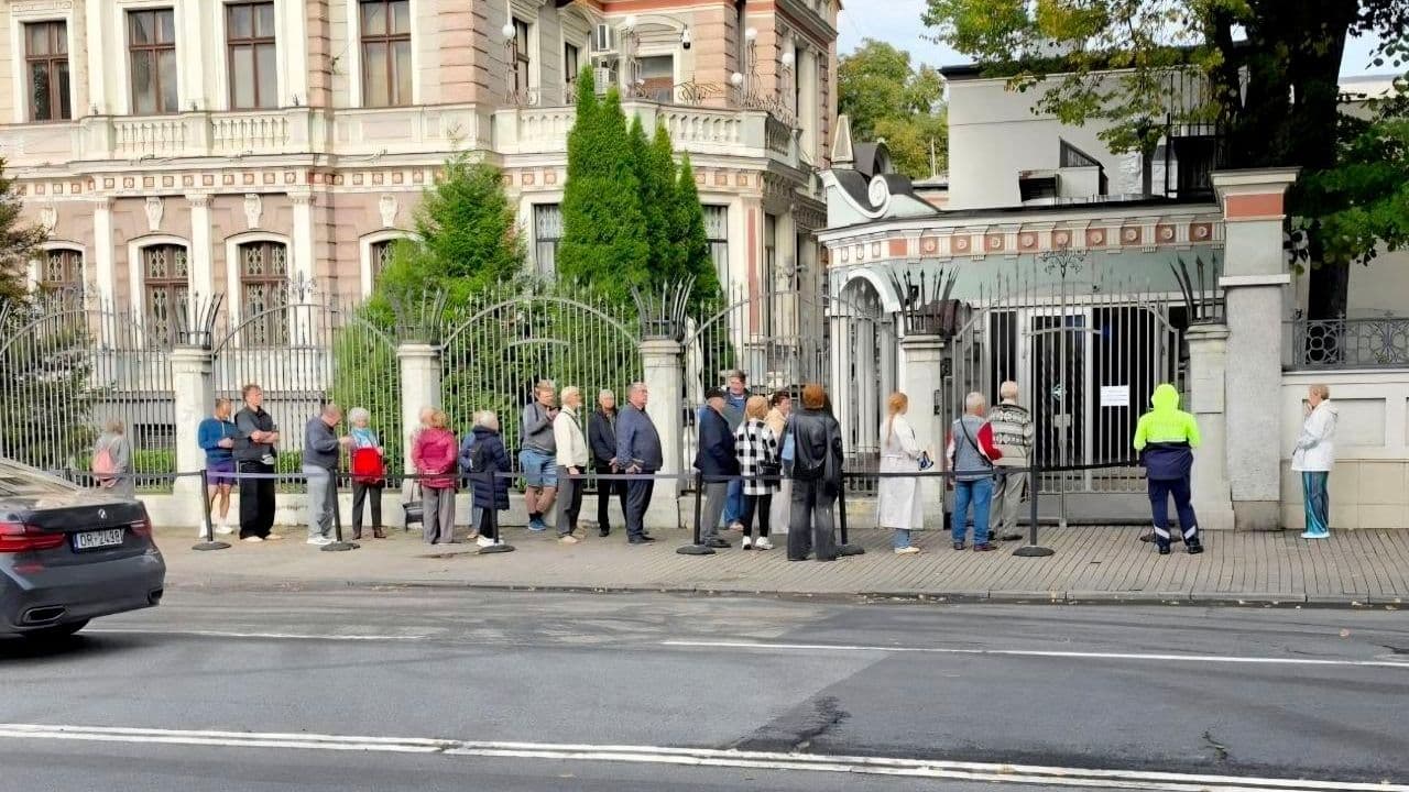 Очередь перед посольством в Риге сохранялась в последние минуты голосования