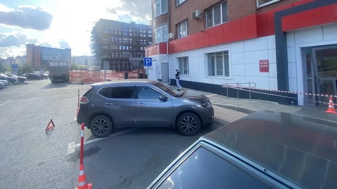 В Тюмени пьяная женщина въехала в двери магазина и сбила пенсионера