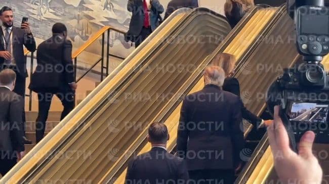 Трамп поднялся на эскалаторе в ООН, на котором застрял в прошлом году