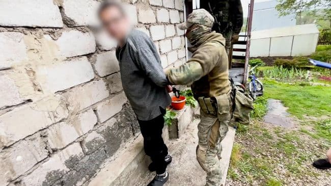 ФСБ показала задержание фигурантов дела о поддельных украинских паспортах
