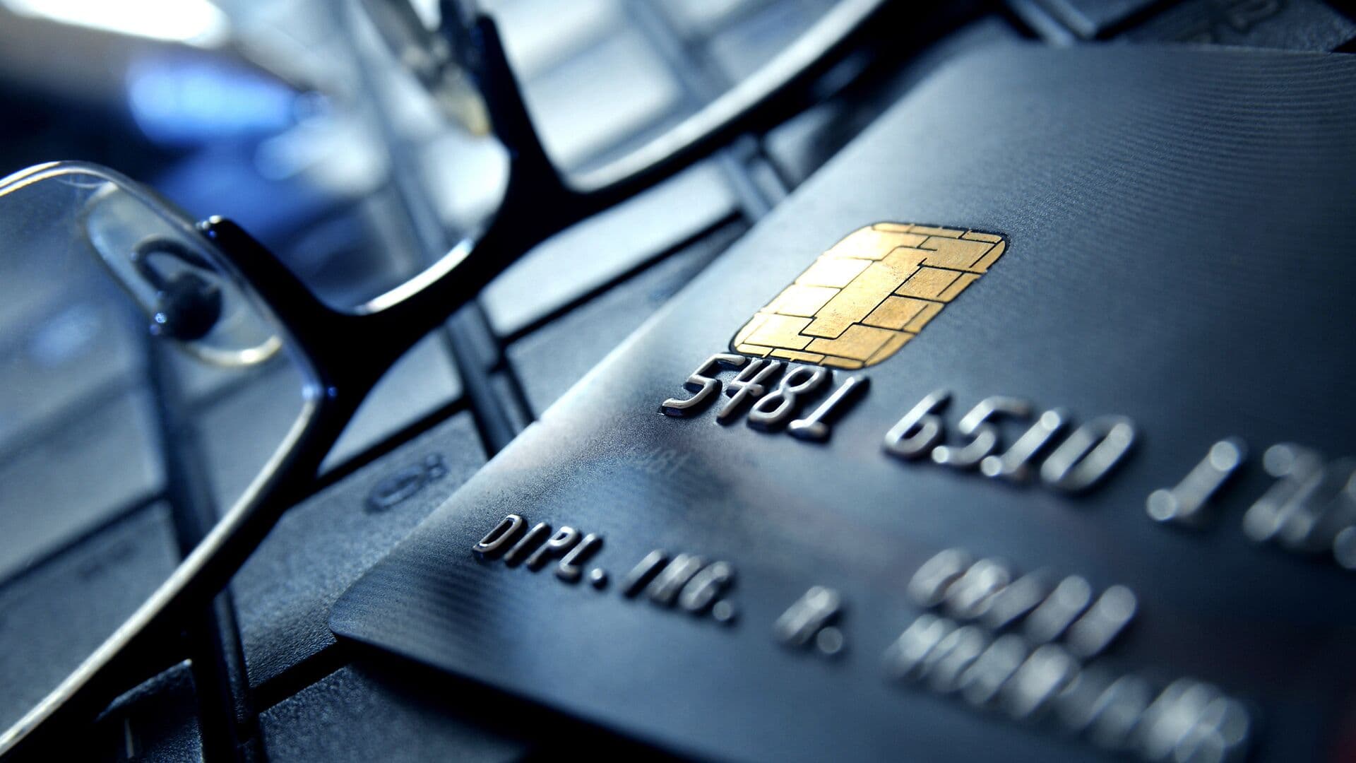 Эксперт рассказал, в каких случаях банк может снизить лимит по кредитке