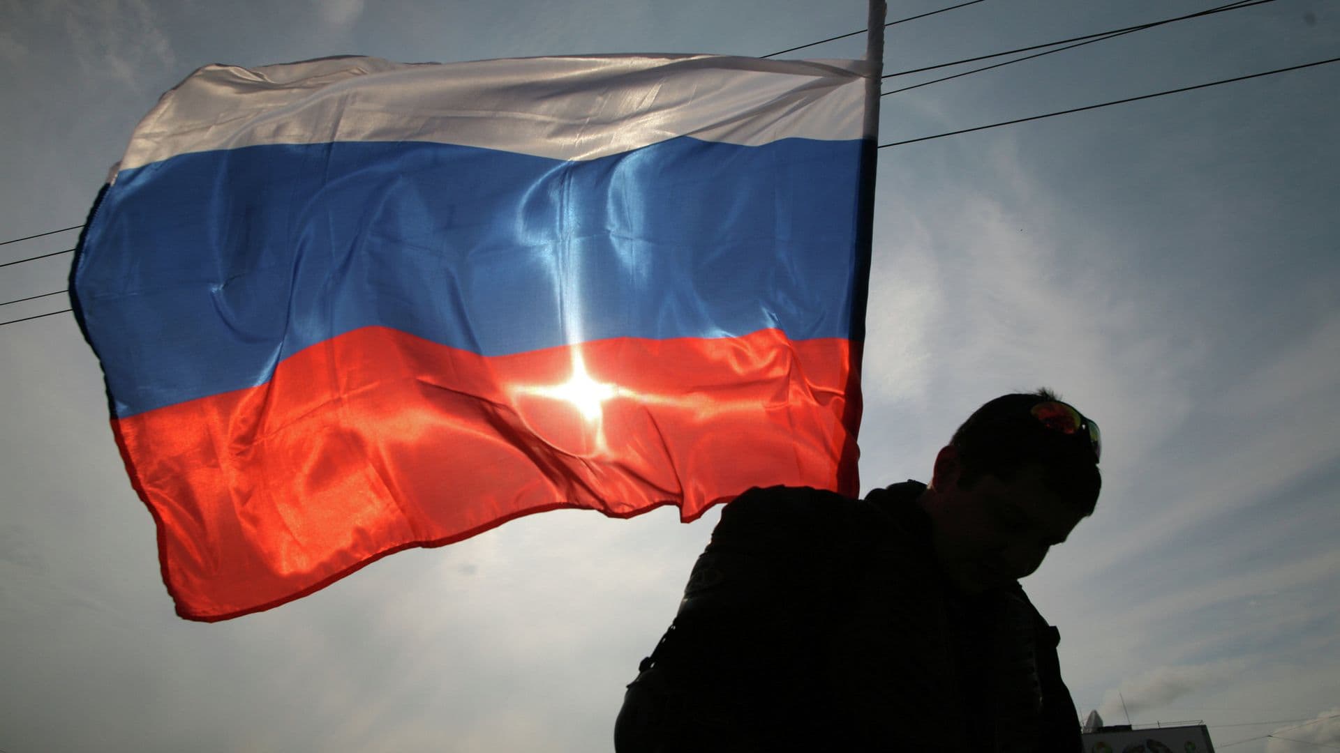 В Курильске прошел автопробег в честь Дня российского флага
