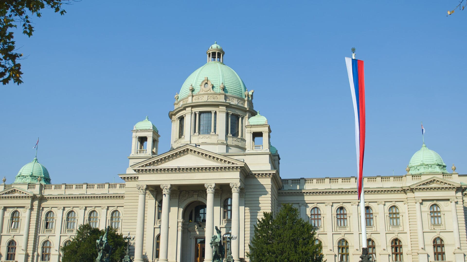 Сербский парламент перенес голосование о вотуме доверия правительству