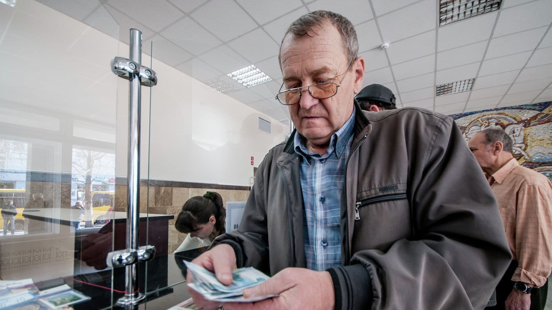 Средняя пенсия у мужчин в России выше, чем у женщин