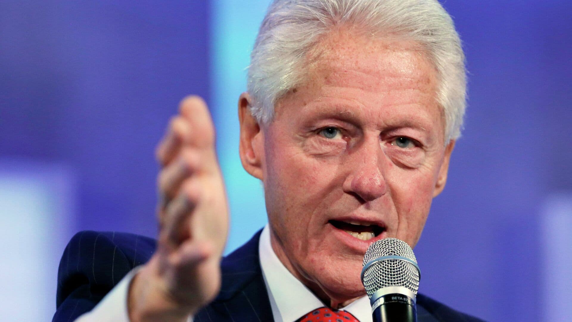 США находятся на краю пропасти из-за дела Эпштейна, утверждает Клинтон