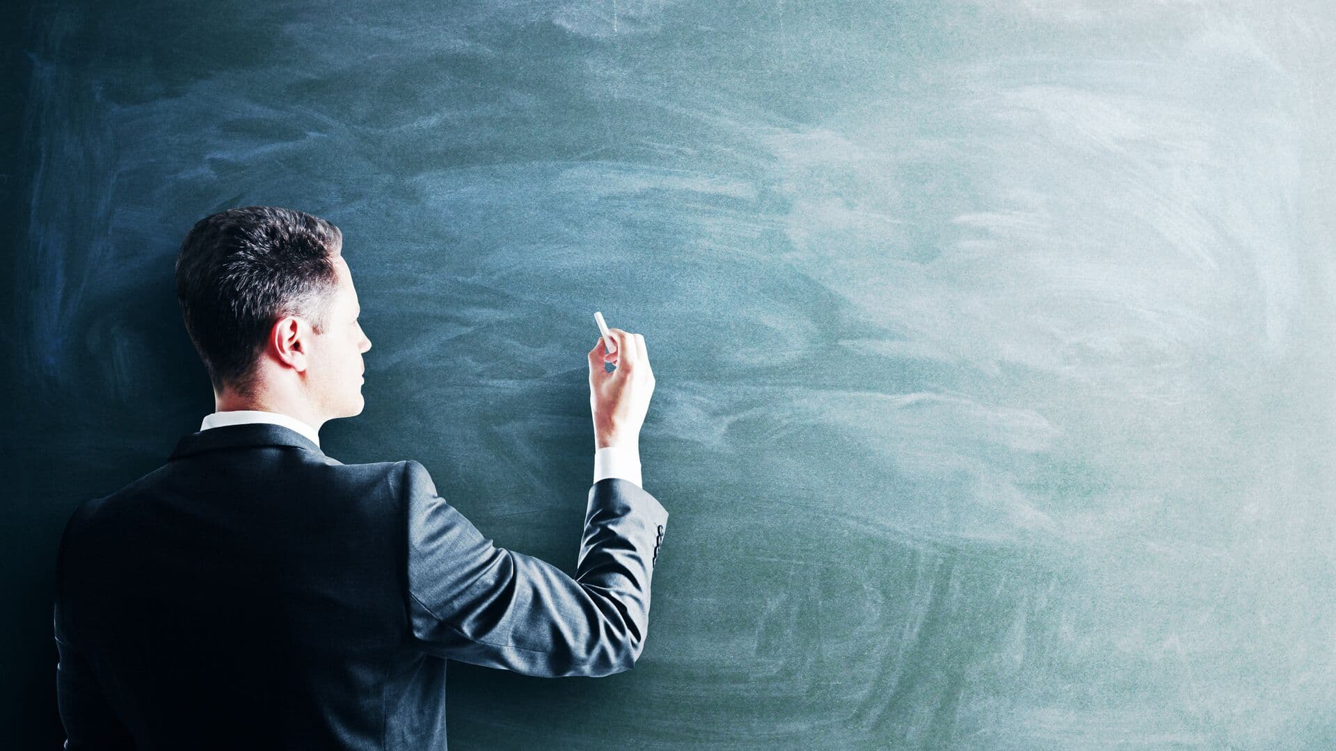 Патрушев призвал повысить зарплаты учителям математики, физики и химии