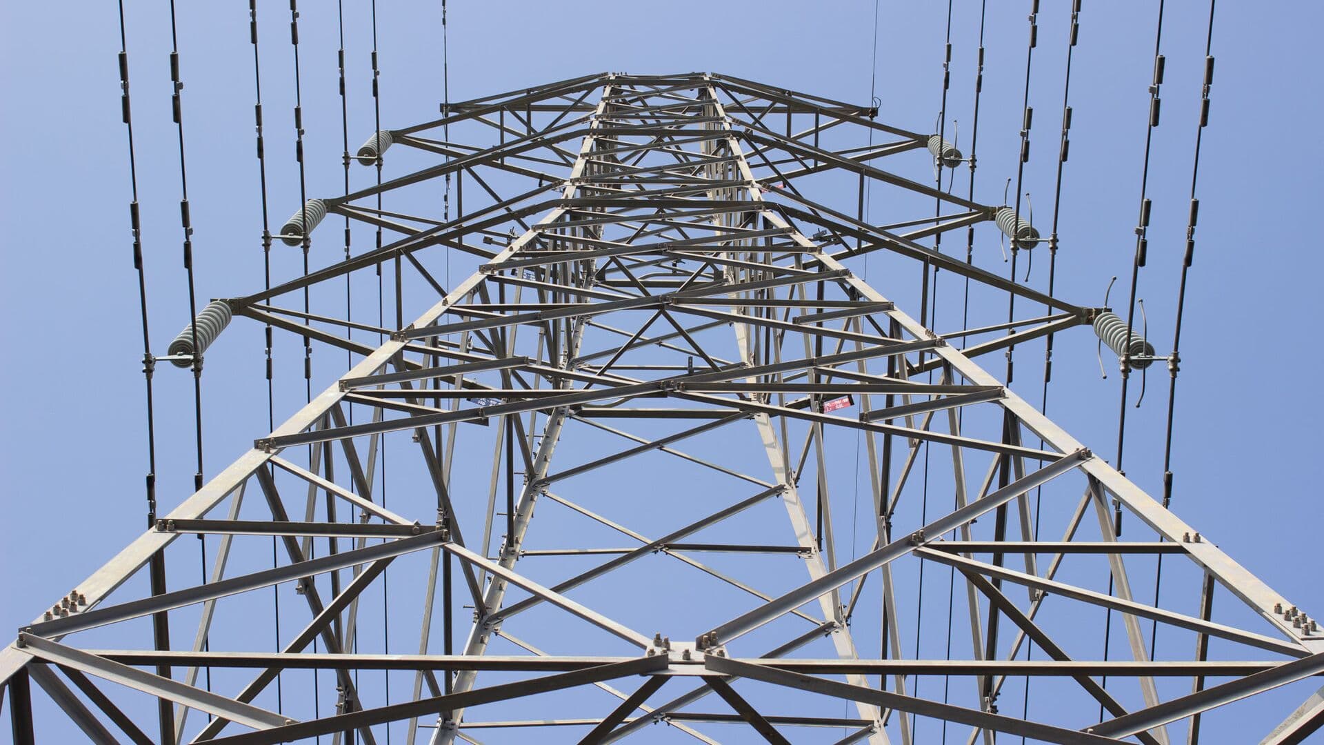 В Кувейте несколько ЛЭП повреждены обломками беспилотников