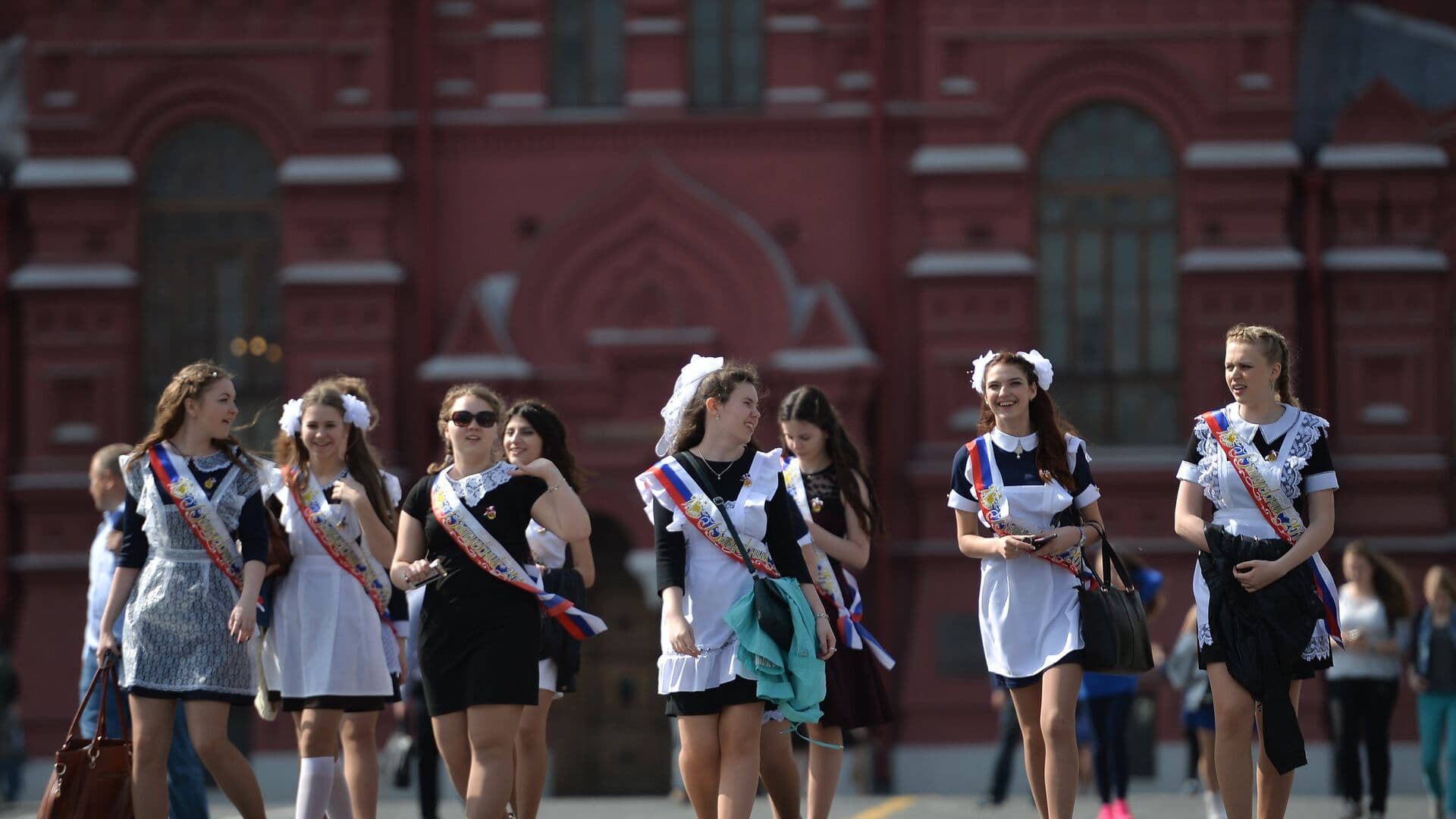 Юрист рассказала, можно ли выпускникам гулять до утра
