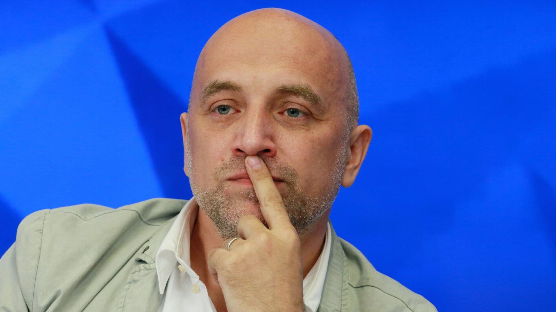 Прилепин заявил, что пока не планирует возвращаться в политику