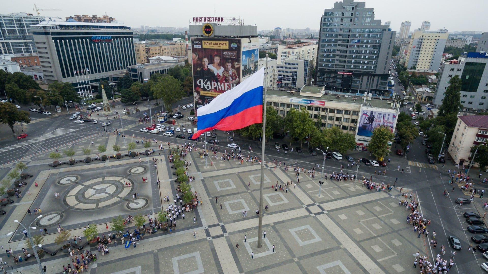 Дети с раннего возраста должны уважать символы России, считает Головин