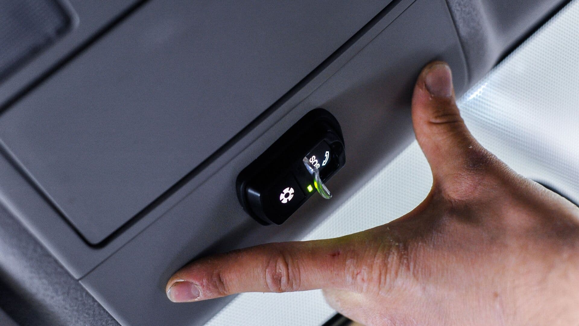 В России перенесли сроки установки кнопки SOS в авто, ввозимые физлицами