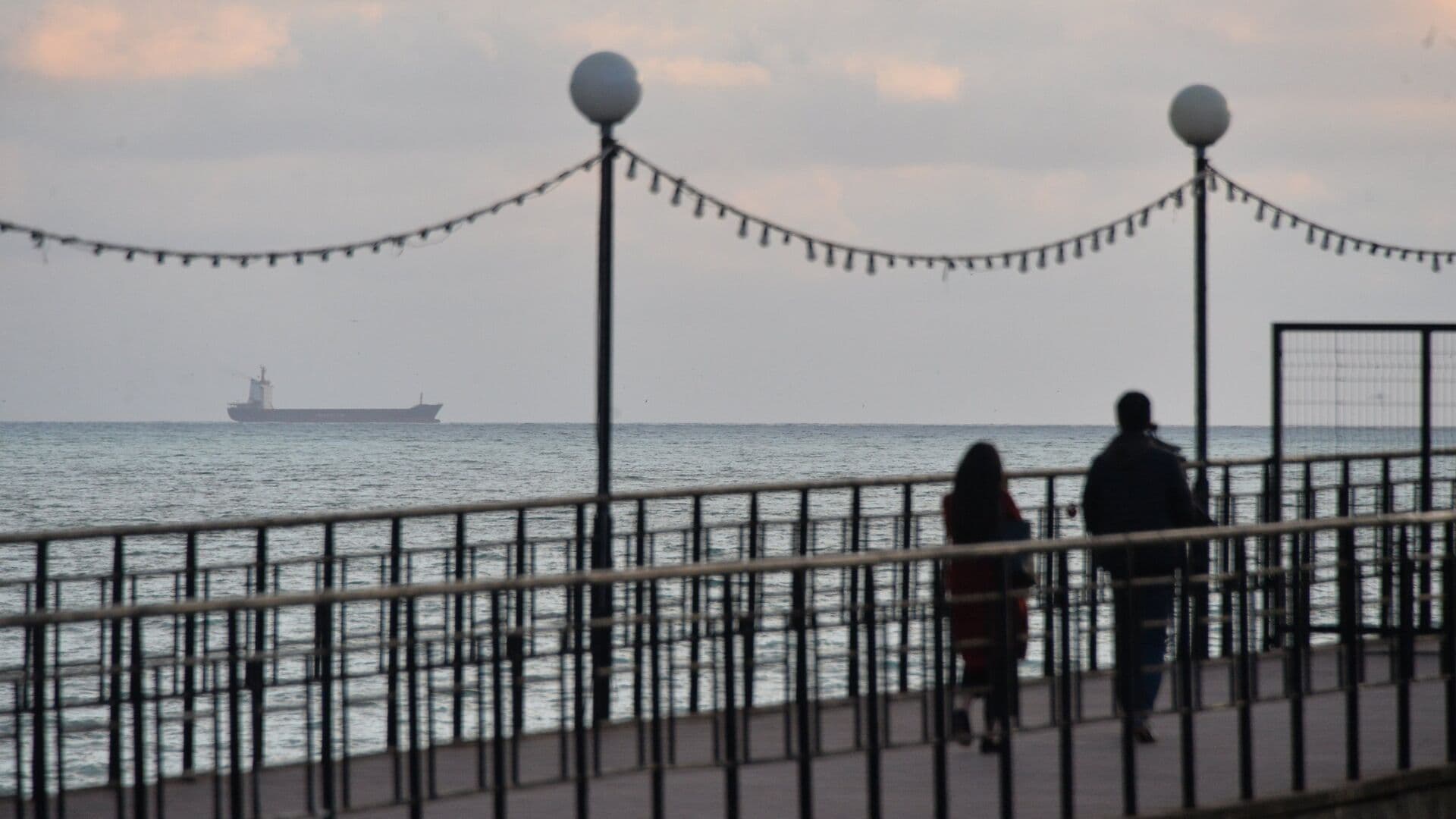 СМИ: "неизвестный объект" повредил греческий танкер у Новороссийска