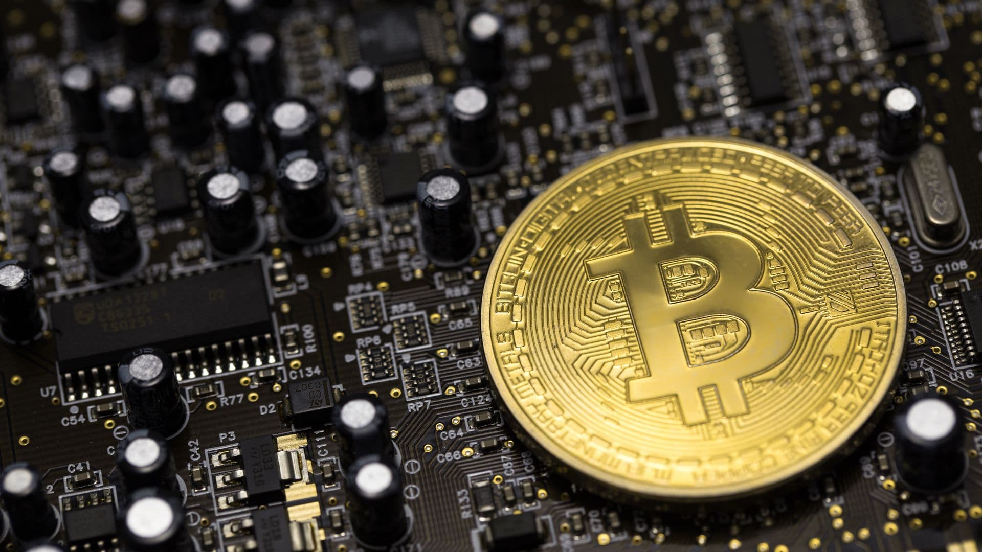 Стоимость биткоина превысила 75 тысяч долларов впервые с 27 мая