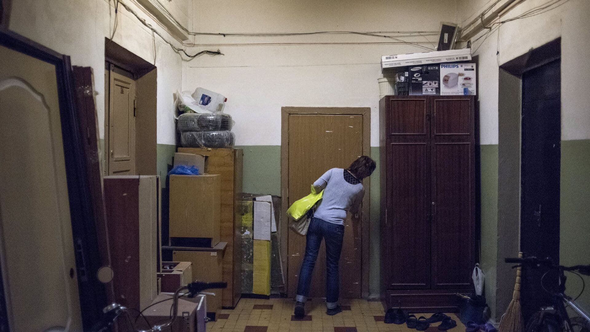 Россиянам рассказали, чем грозит хранение вещей в подъезде