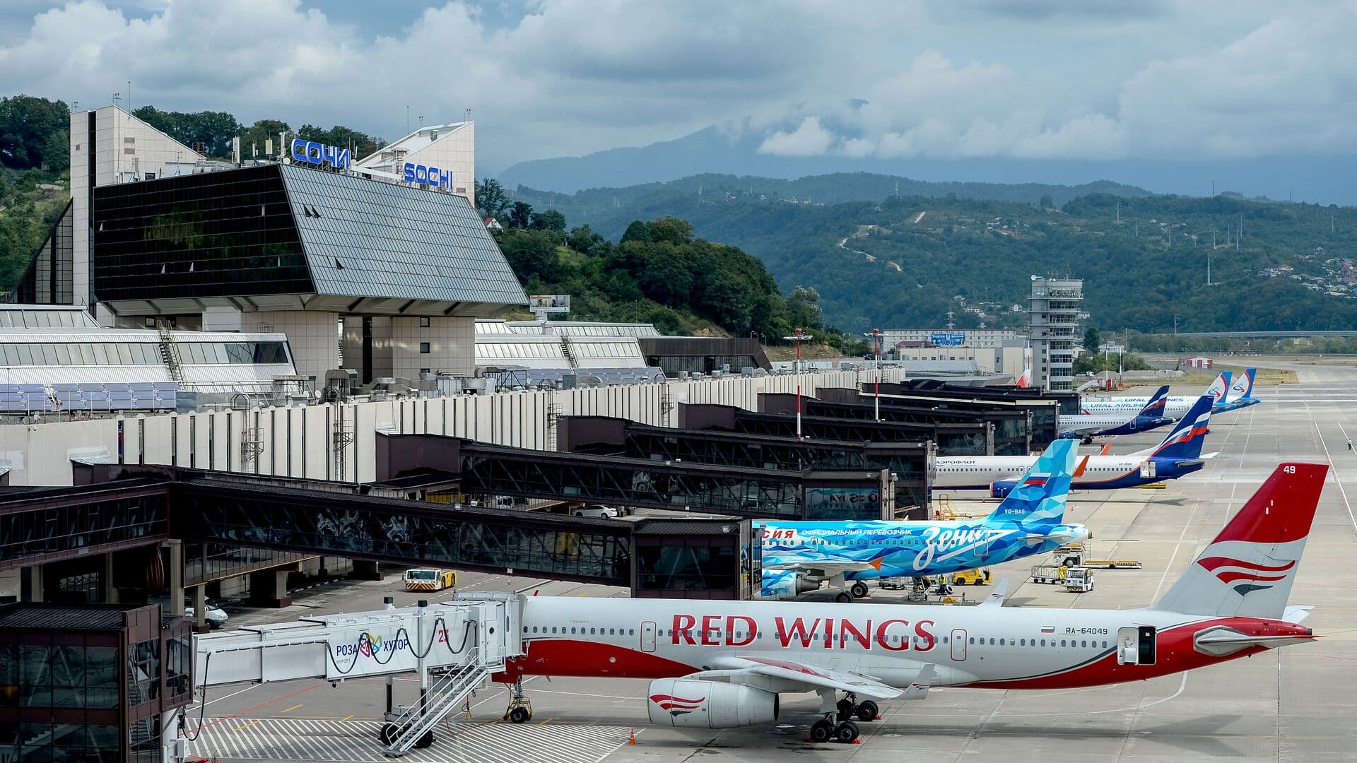 В аэропорту Сочи задержаны более 30 рейсов