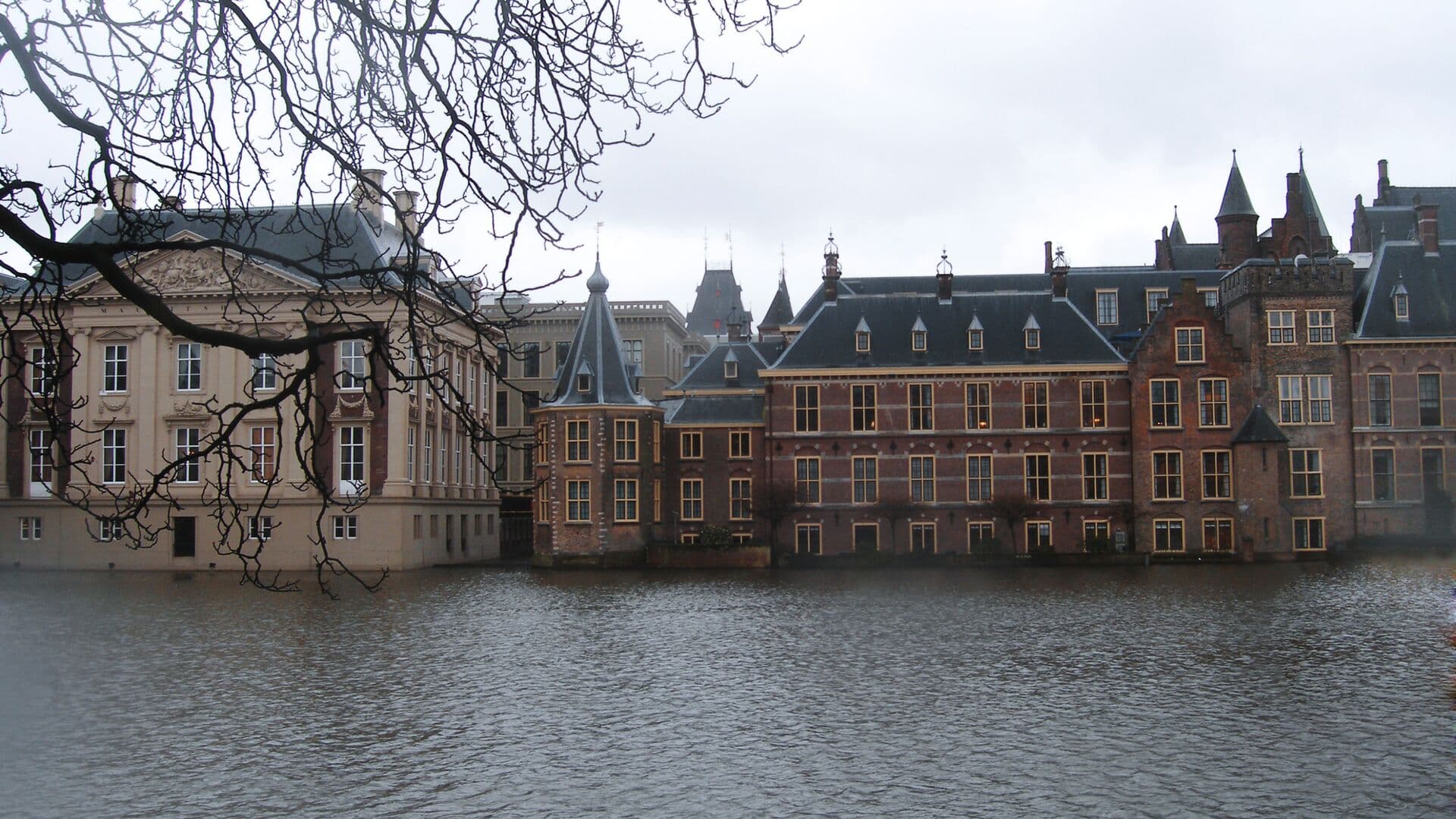 В Гааге проукраинские активисты устроили акцию протеста у посольства России