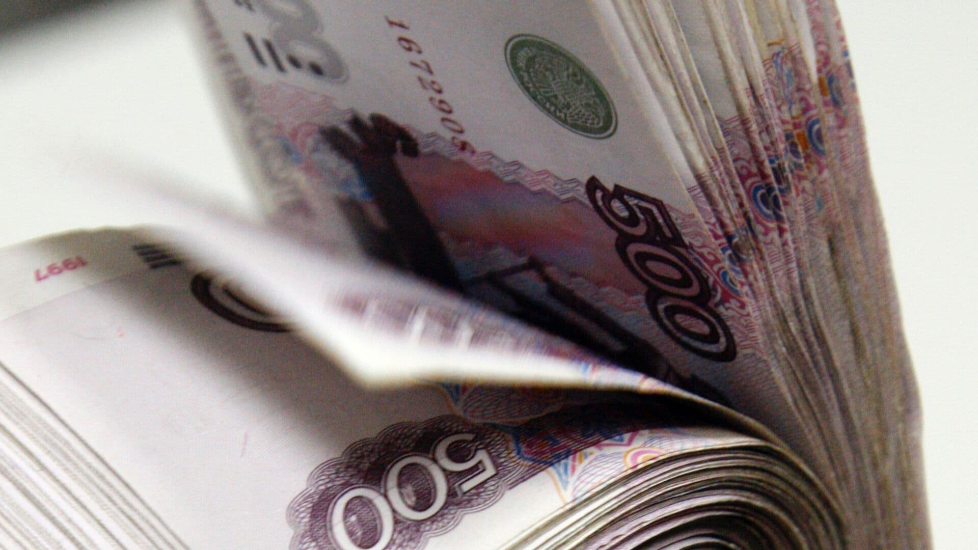 Россияне рассказали, сколько средств они держат под подушкой