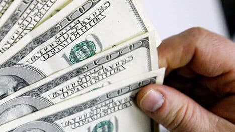 Экономист объяснил влияние развязанных США конфликтов на доллар