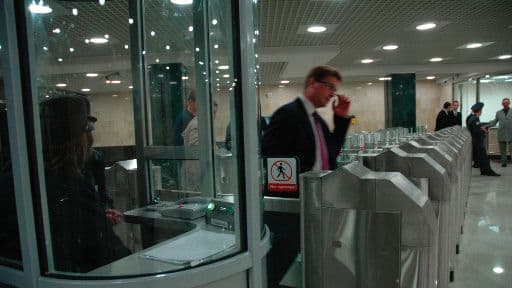 Житель Москвы потребовал добавить кресты на витражи станции метро "Трубная"
