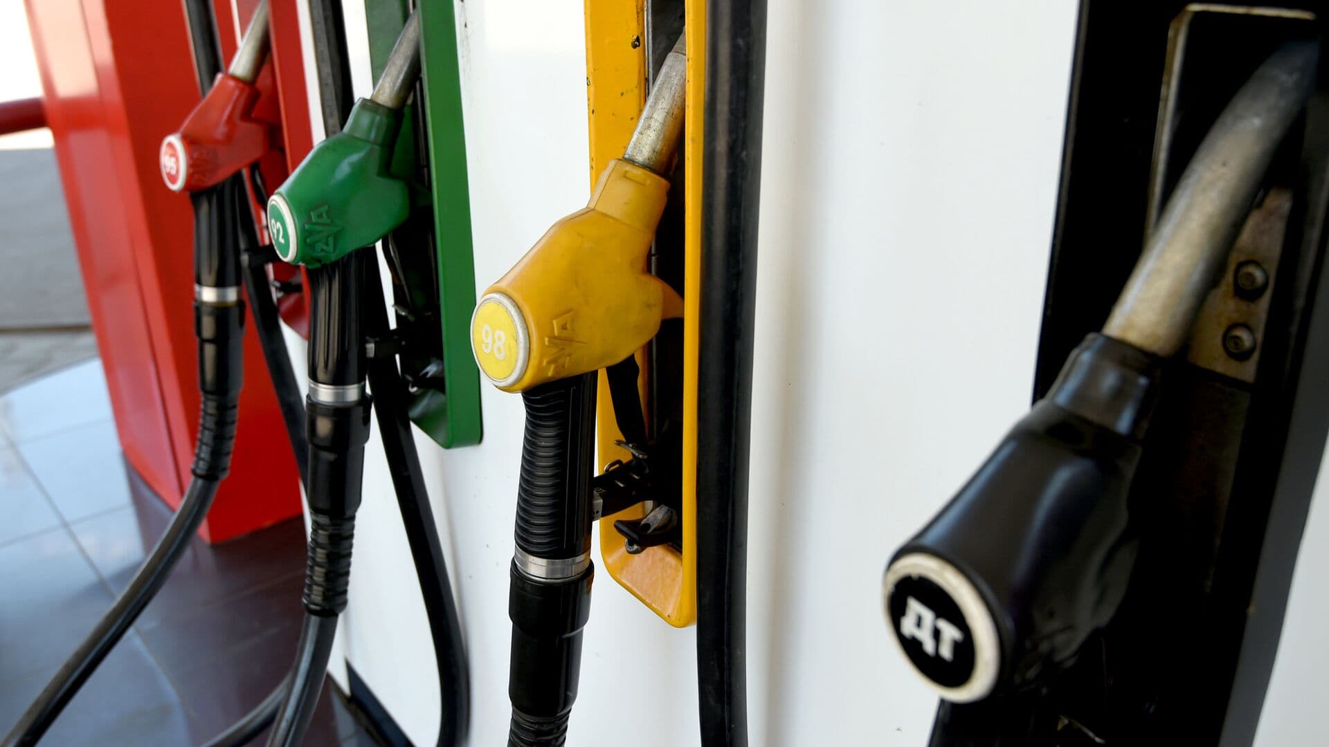 В Петербурге временно запретили продавать бензин несовершеннолетним