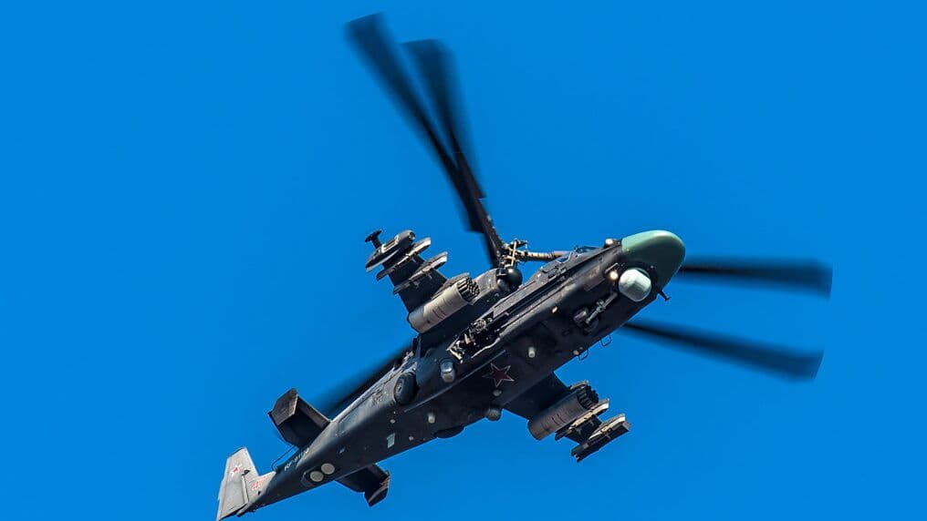 Экипаж вертолета нанес удар по бронетехнике и личному составу ВСУ