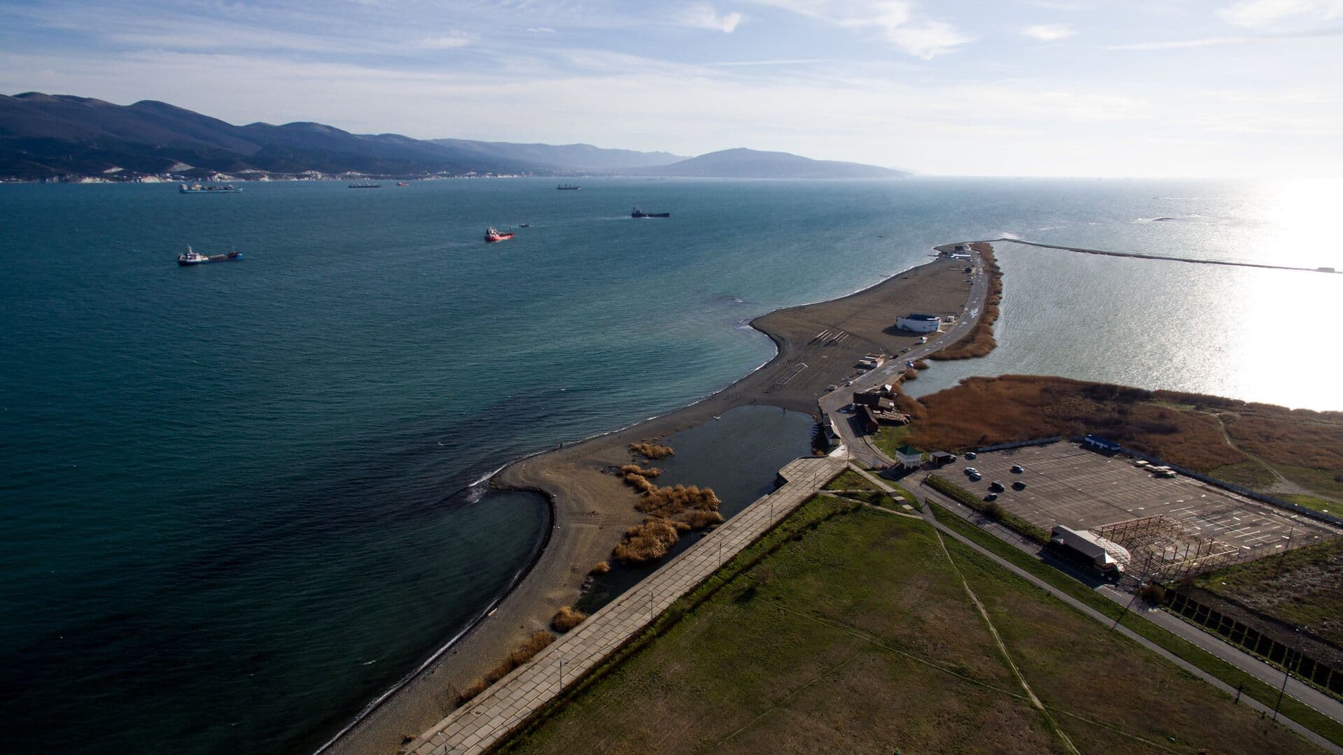 Обломки беспилотника попали в гражданское судно в Новороссийске