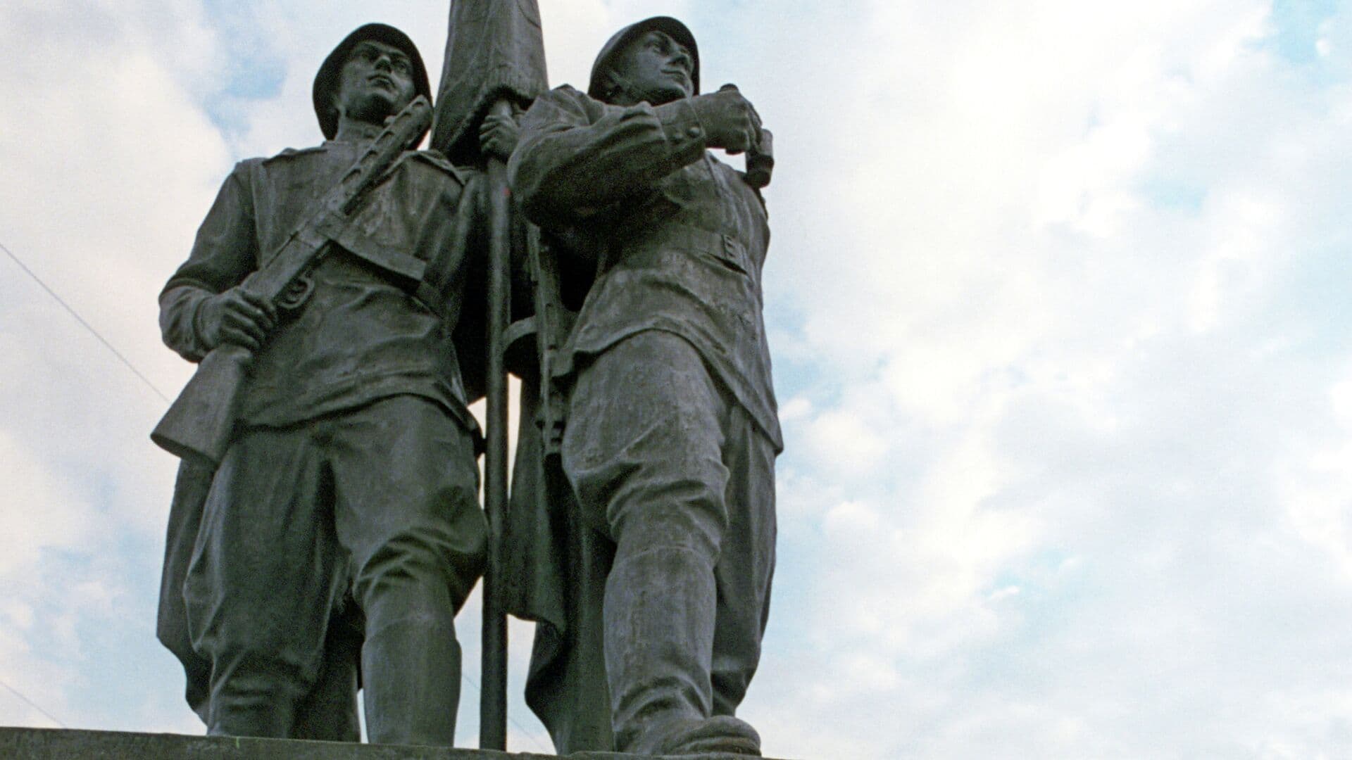 МИД обвинил Вильнюс в попытках стереть память о Великой Победе