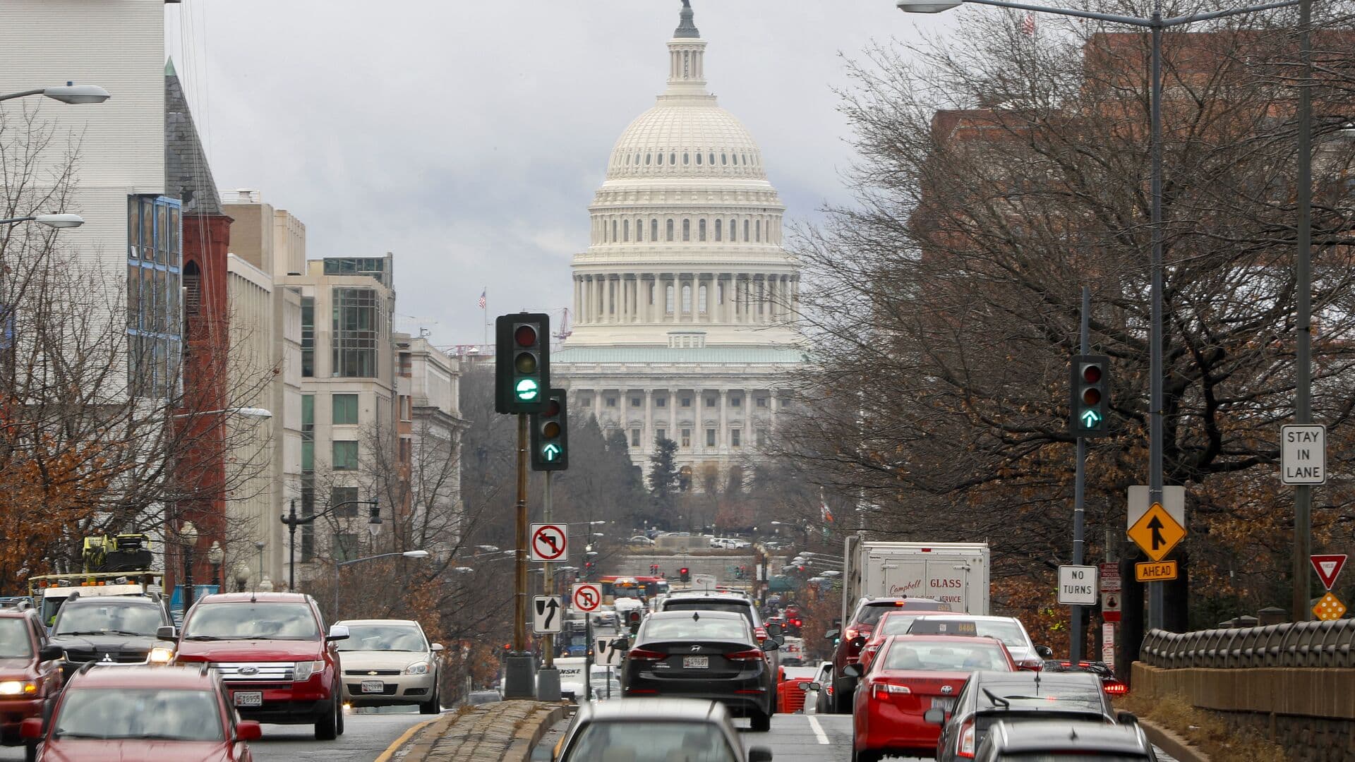 Противники и сторонники ударов по Ирану вышли на улицы Вашингтона