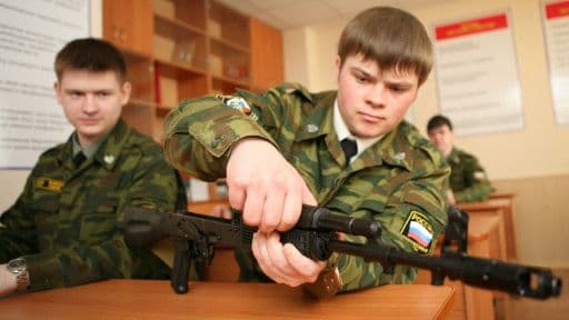 В школах увеличили количество часов на начальную военную подготовку