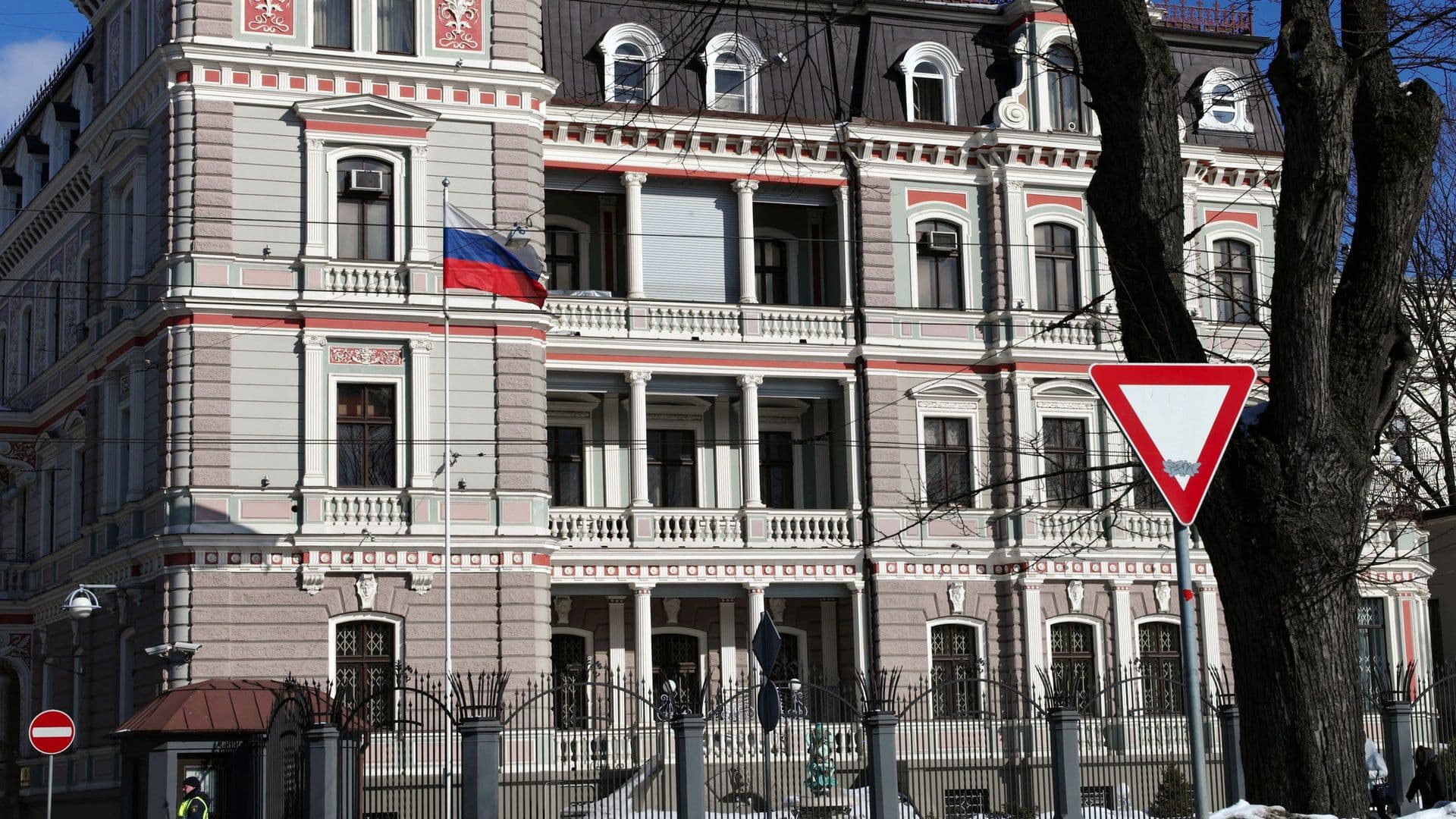 Россия попросила Латвию обезопасить посольство в день выборов в Госдуму