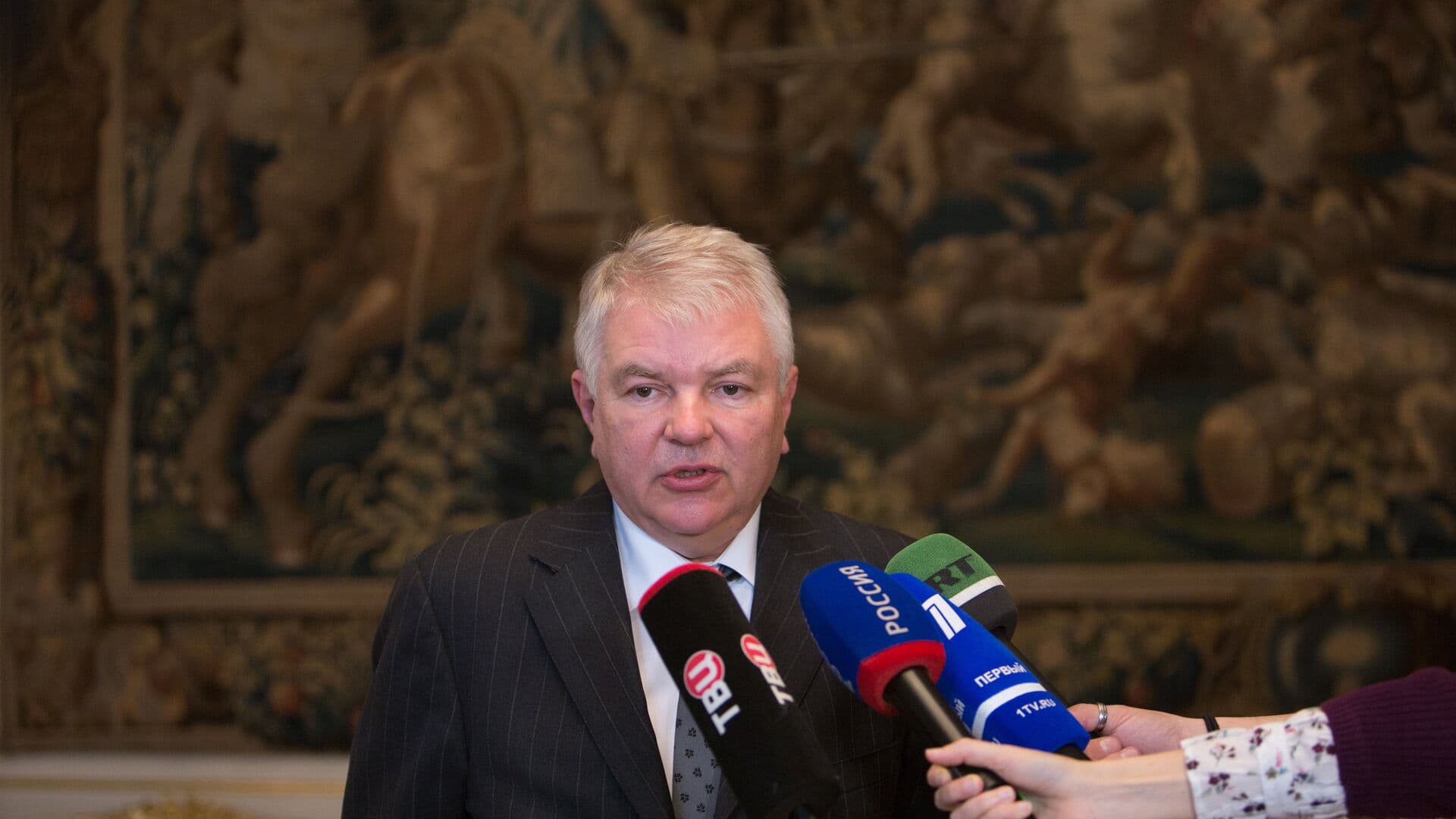 ЕС делает все, чтобы конфликт на Украине продолжался, заявил посол Мешков