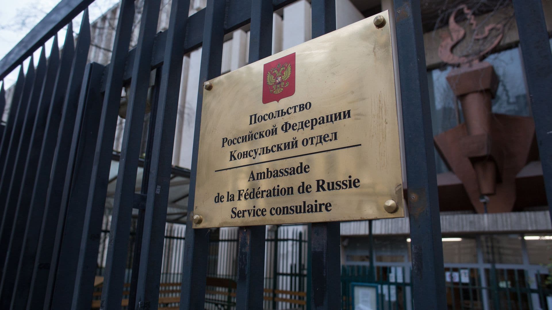 Россия не вмешивается в дела других стран, заявили в посольстве в Париже
