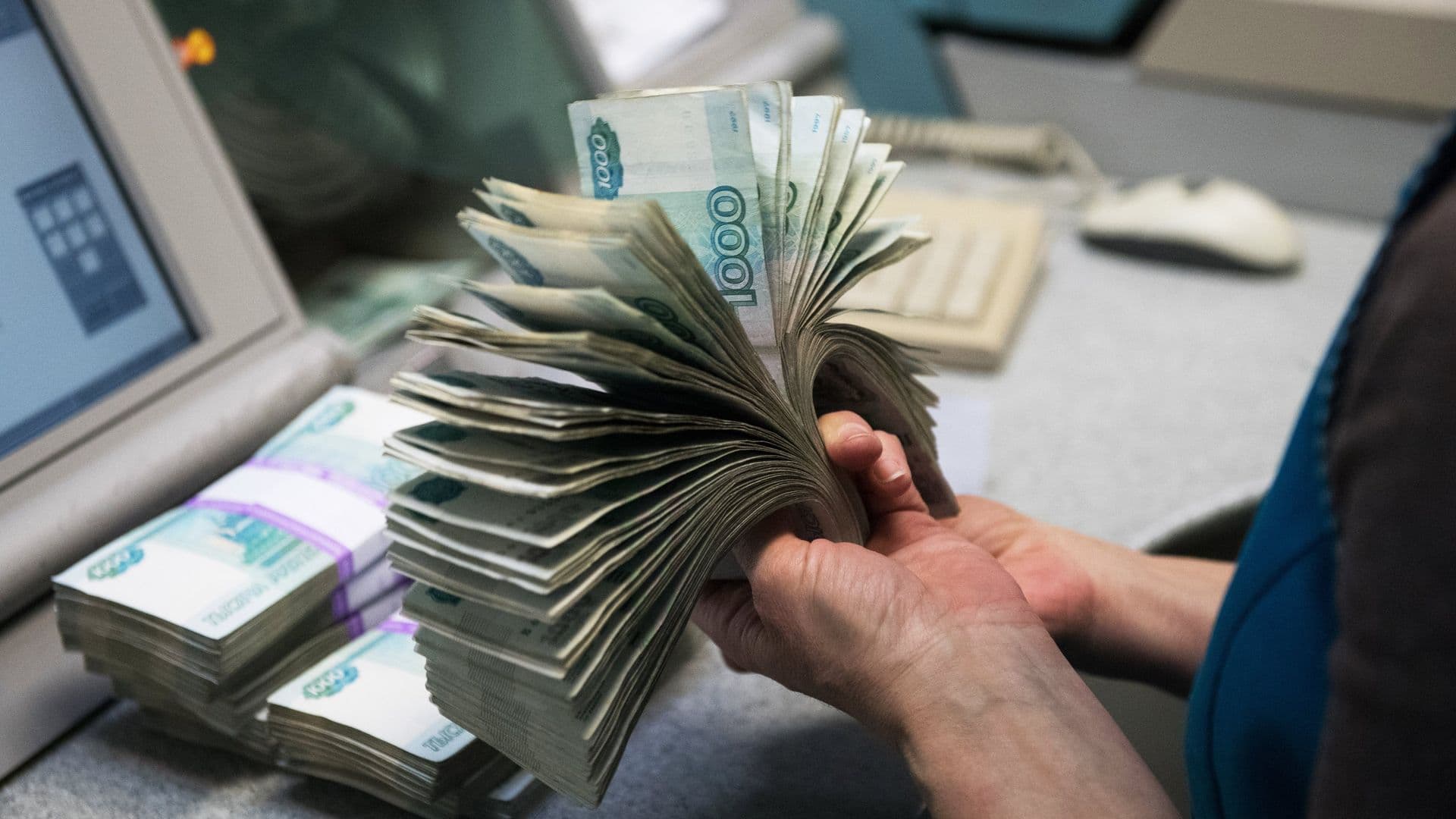 Стало известно, в какой сфере получают самые высокие зарплаты в России