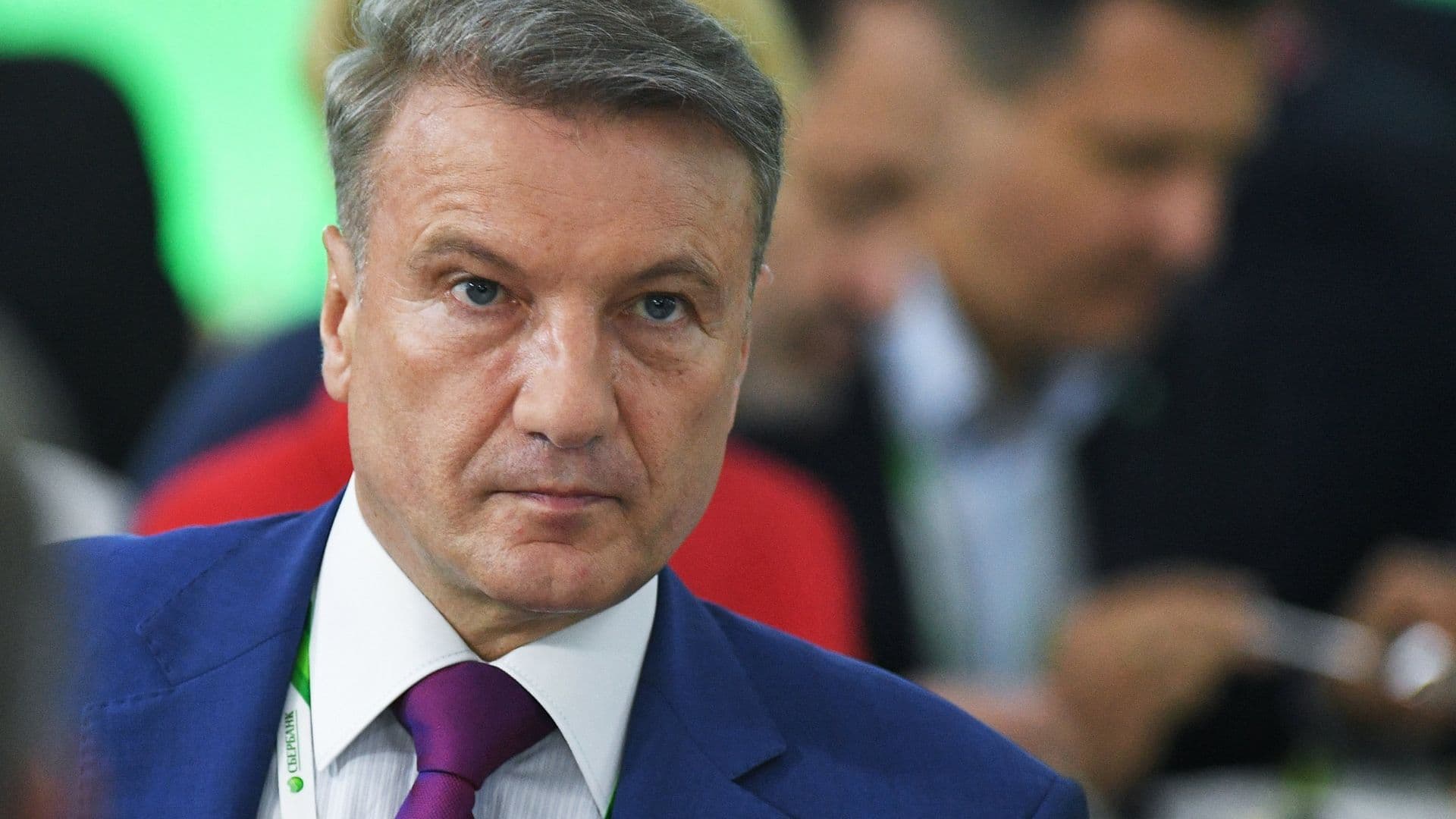 Греф призвал выровнять конкуренцию между онлайн и офлайн-торговлей
