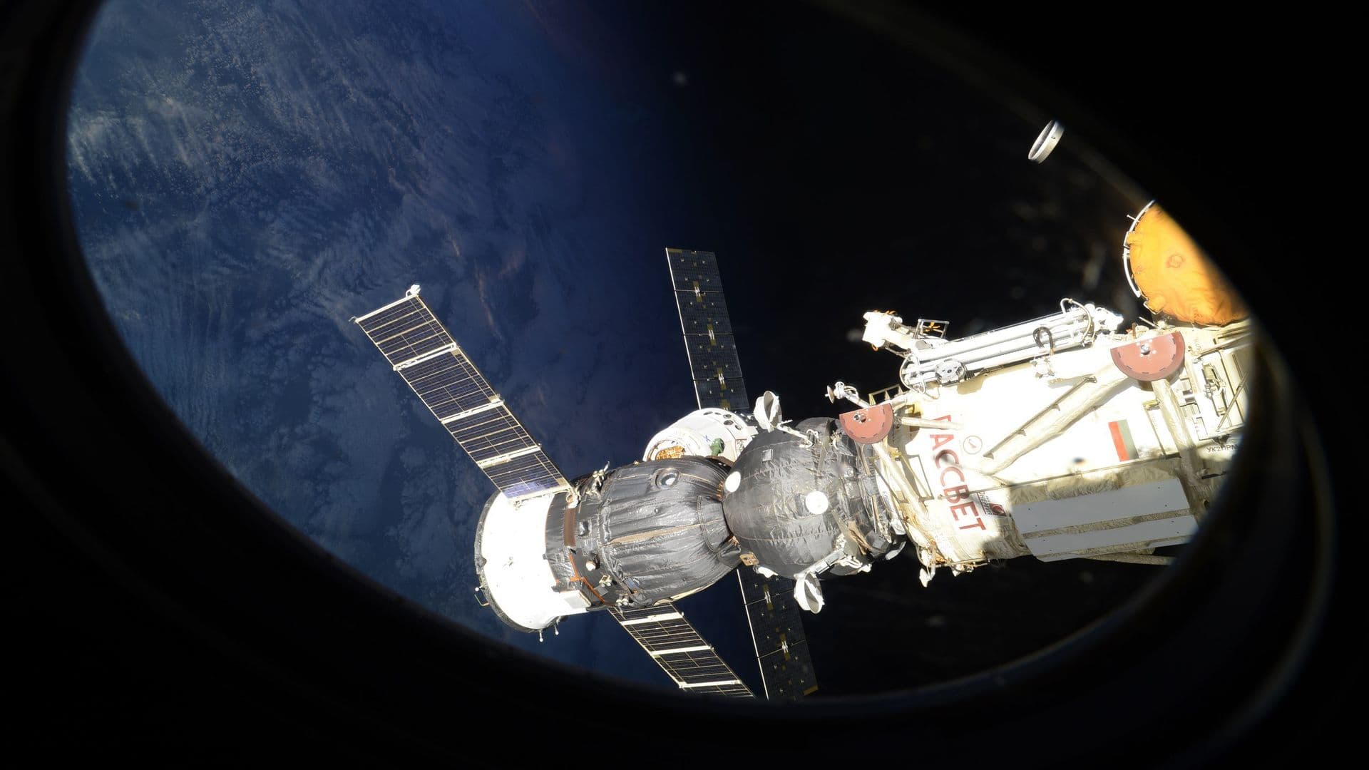 "Союз МС-28" выпустил парашют для приземления
