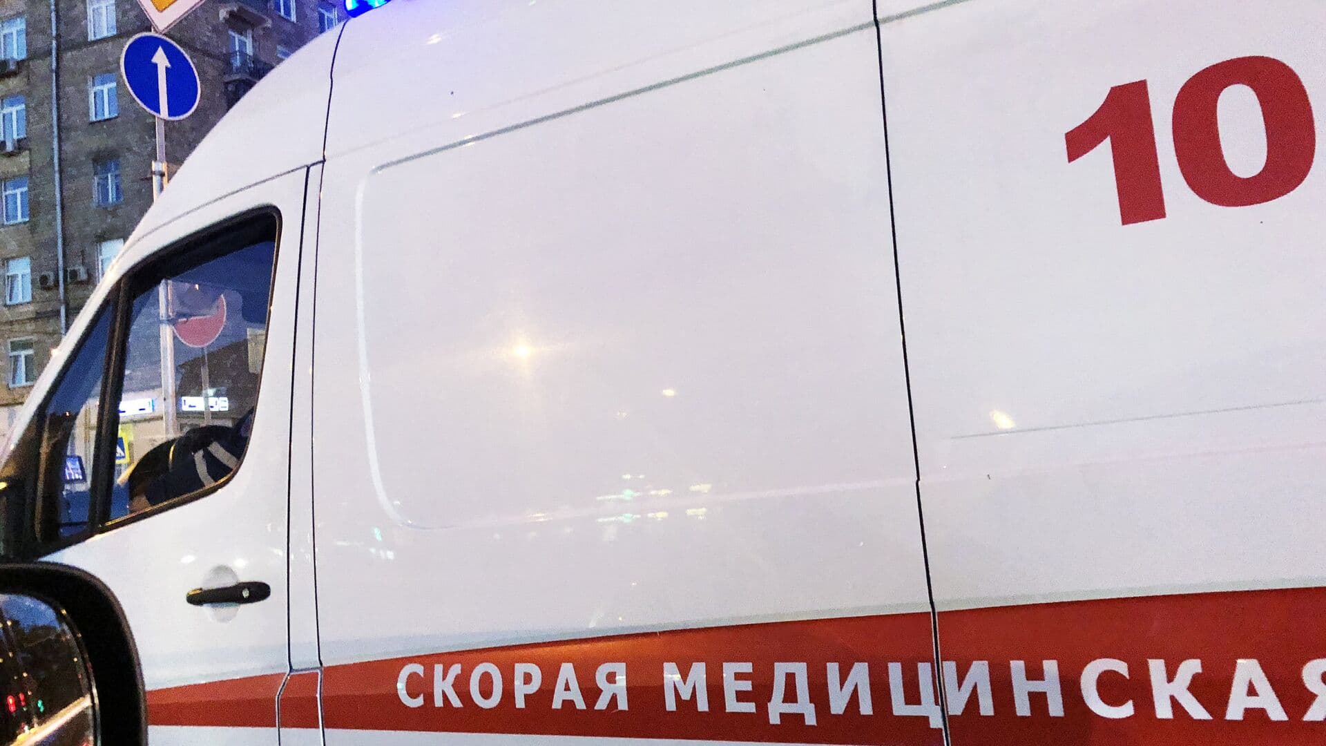 В Калуге двое детей пострадали от схода снега с крыши дома