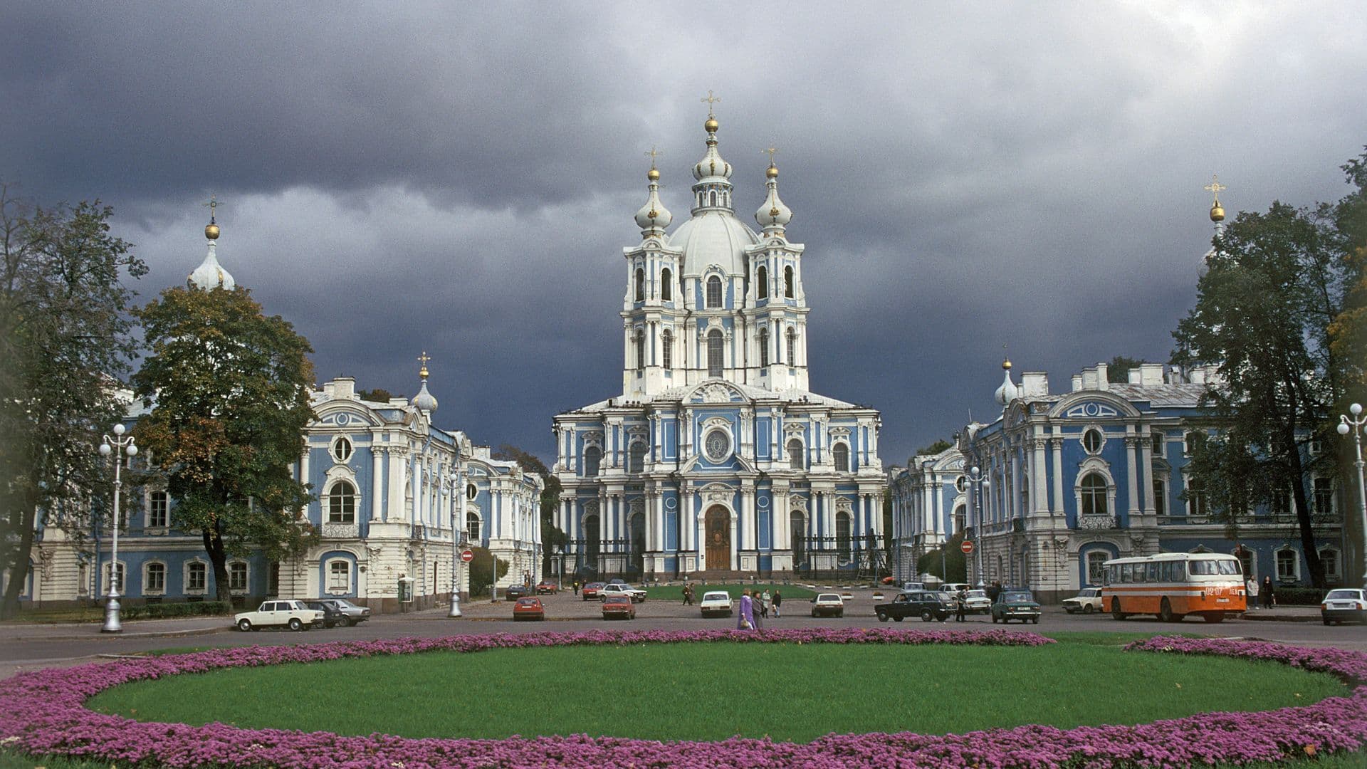 В Петербурге задержали подростков, пытавшихся залезть на Смольный собор