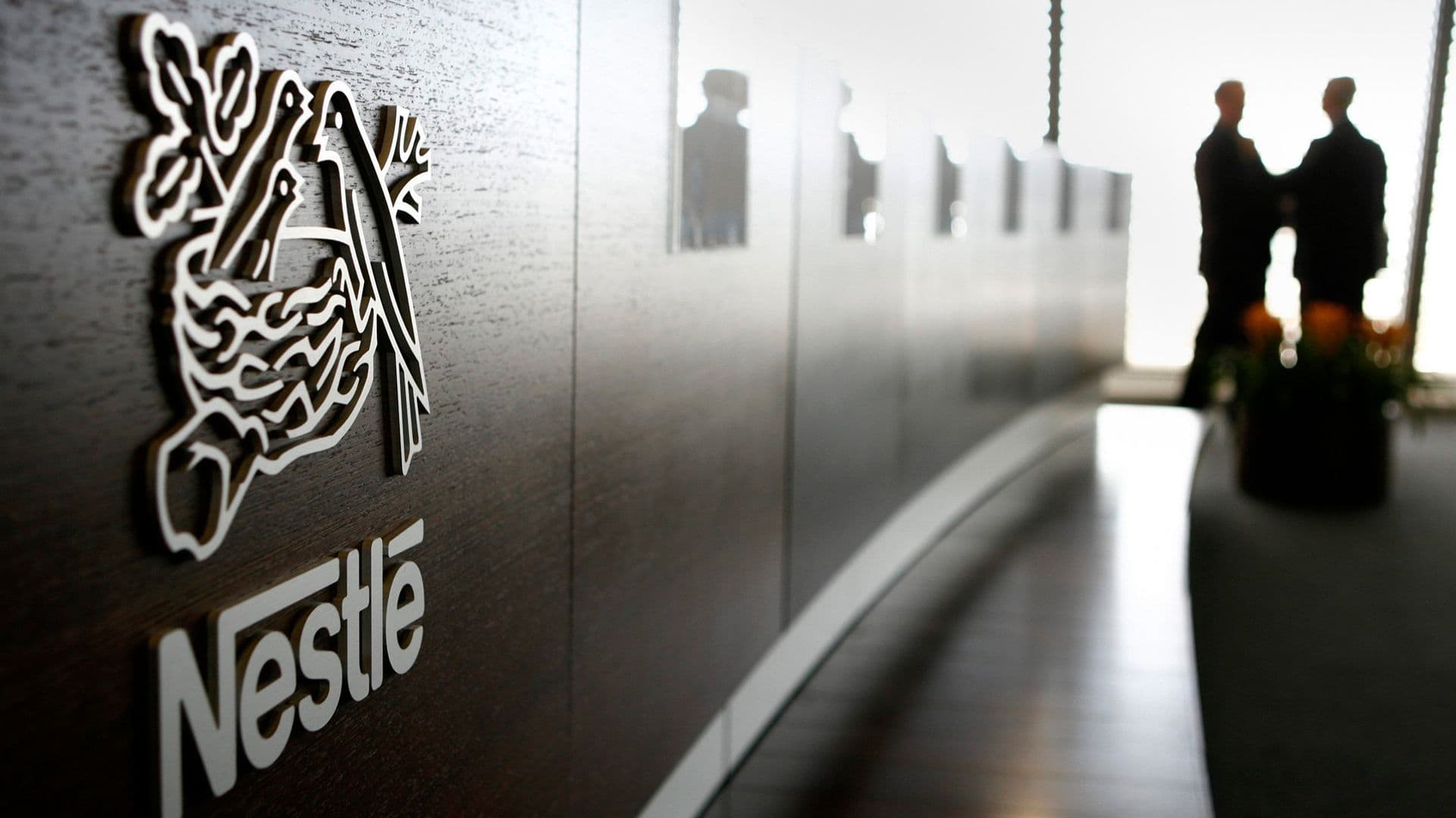 В российских компаниях Nestle могут ввести временное управление, пишут СМИ