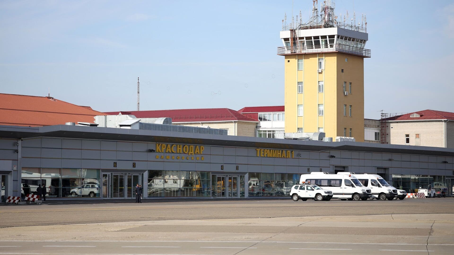 В аэропорту Краснодара ввели ограничения на прием и выпуск воздушных судов