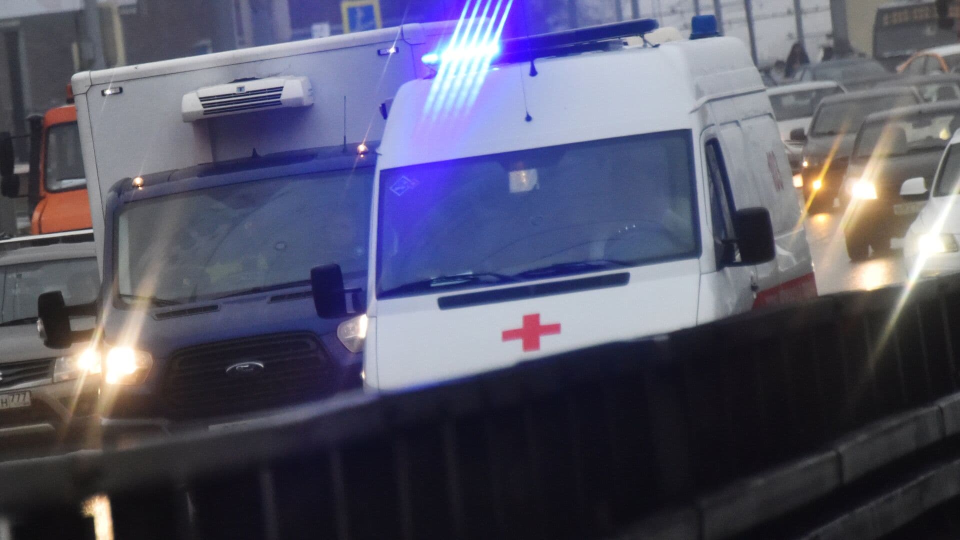 Ребенка, выпавшего из окна в Петербурге, госпитализировали