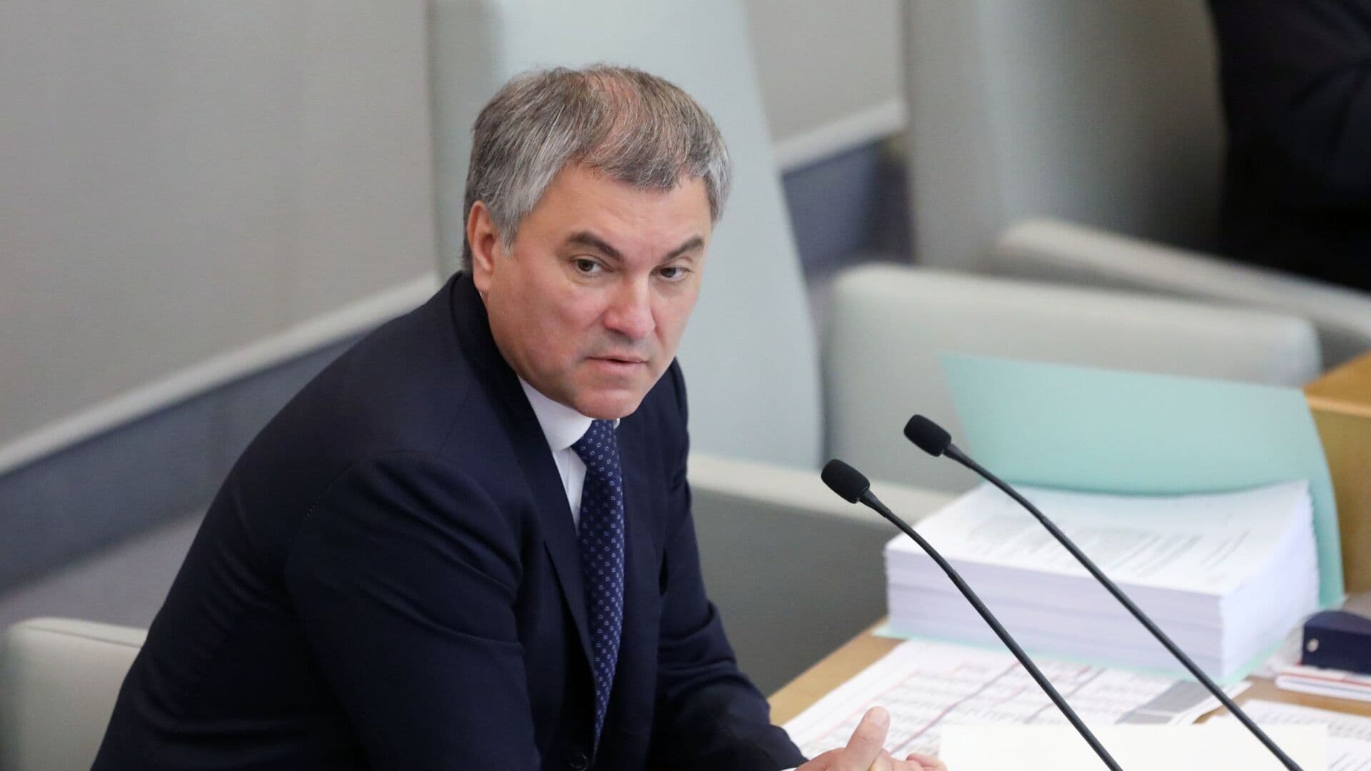 Володин прокомментировал рекомендации о цвете одежды для медиков